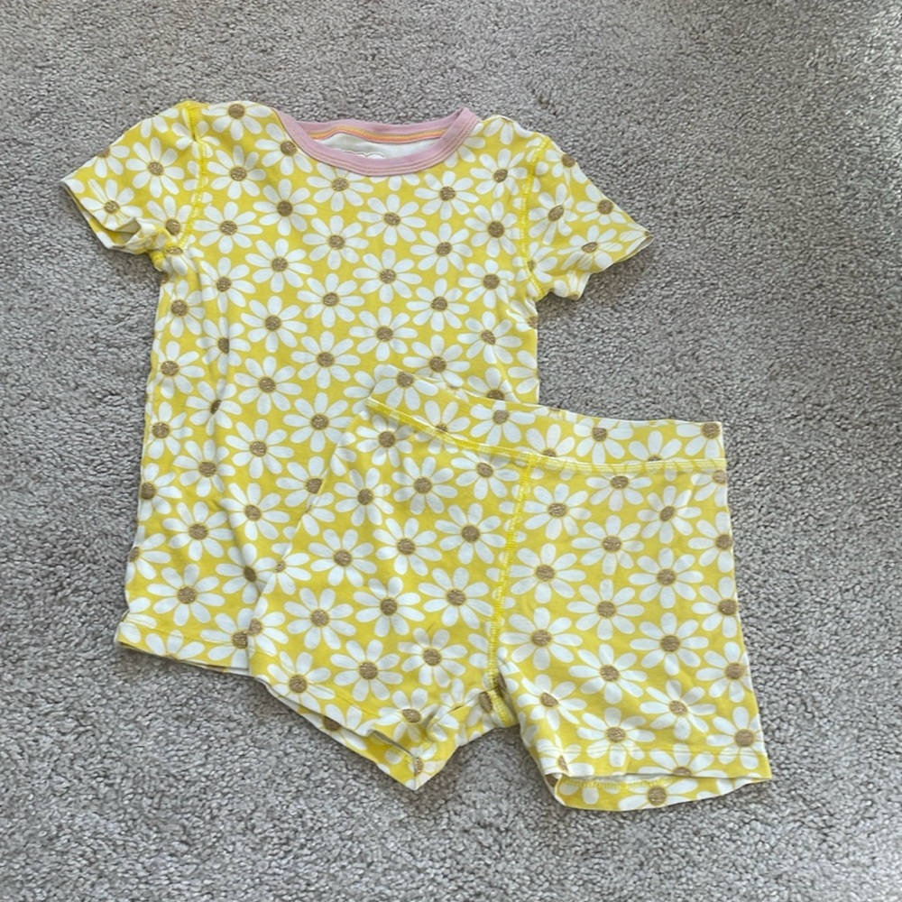 Crew Cuts kids pajamas. Size 6. Yellow daisies.